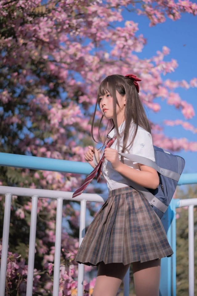 萌芽儿o0异木棉花写真:人行天桥上的JK制服与粉色花海