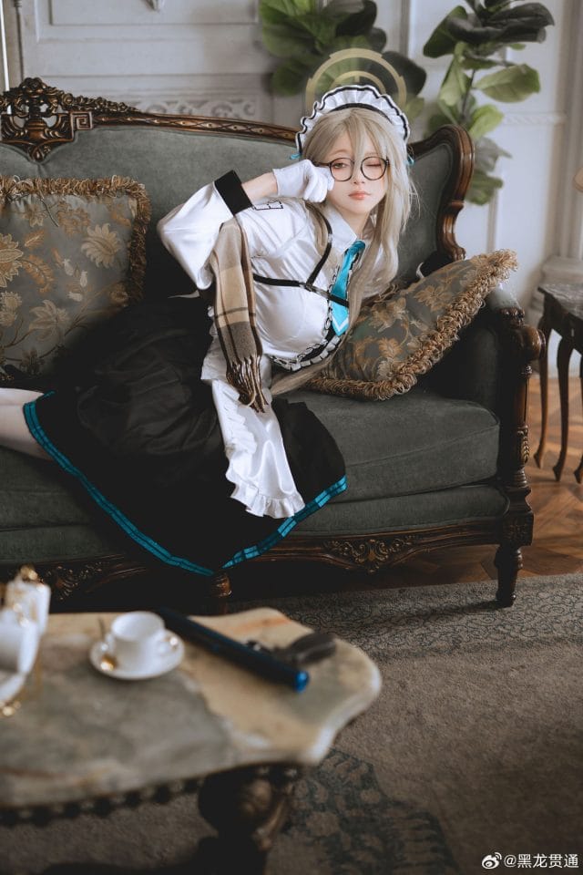 黑龙贯通COS室笠茜写真：《蔚蓝档案》黑白女仆装搭配欧式场景还原双面气质