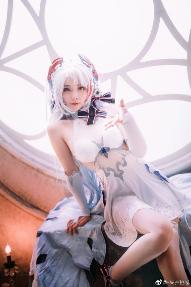 矢井桃卷COS《碧蓝航线》欧根亲王花嫁版:银发红瞳与白色婚纱的优雅还原