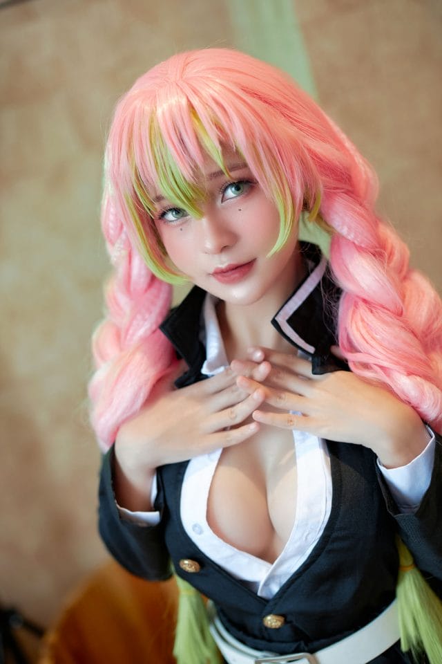 Azami COS甘露寺蜜璃图集：粉发羽织还原恋柱的甜美娇媚