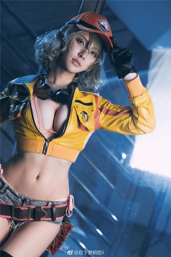在下萝莉控ii希德妮COS写真：最终幻想XV修车妹的性感还原与工坊场景演绎