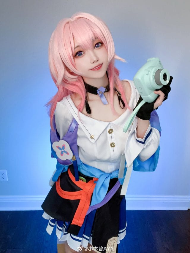 小木曾AYA三月七COS写真：粉蓝造型还原崩坏星穹铁道冰系少女的灵动瞬间