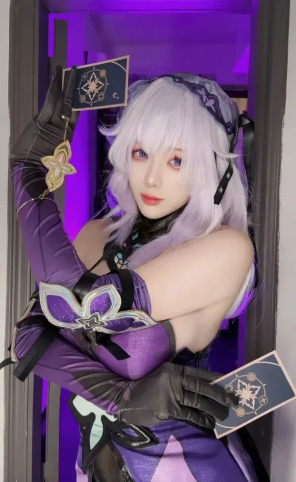 Thicc 黑天鹅COS:崩坏星穹铁道占卜师紫色氛围灯光造型图集