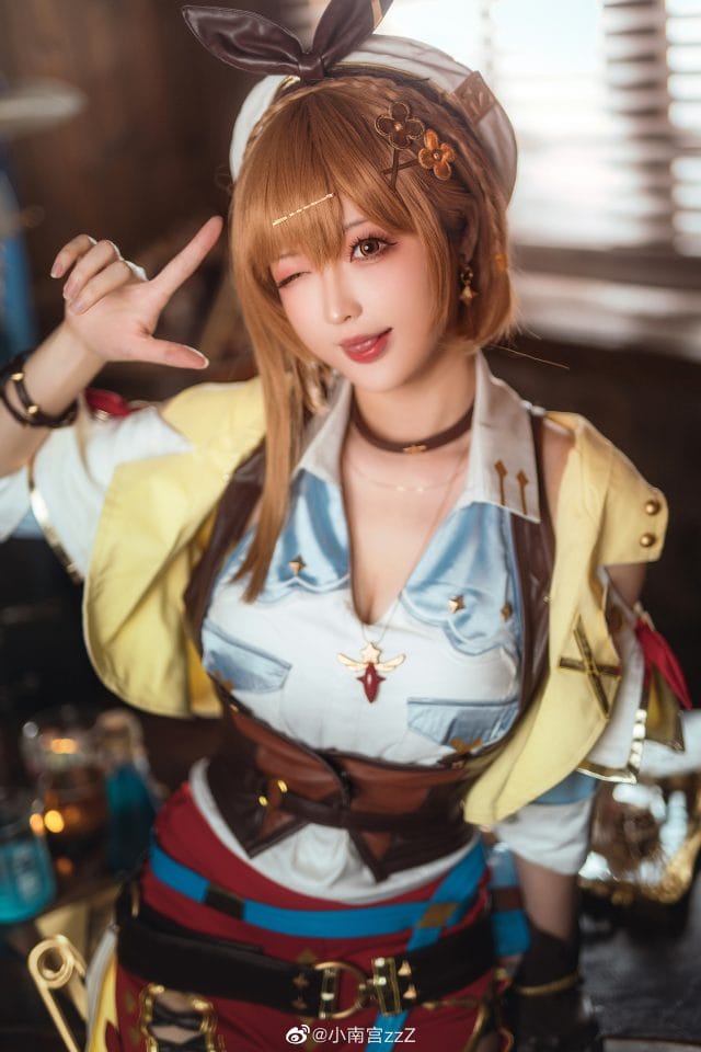 小南宫zzZ COS莱莎写真:白贝雷帽搭过膝靴,元气冒险少女从炼金工房走进现实