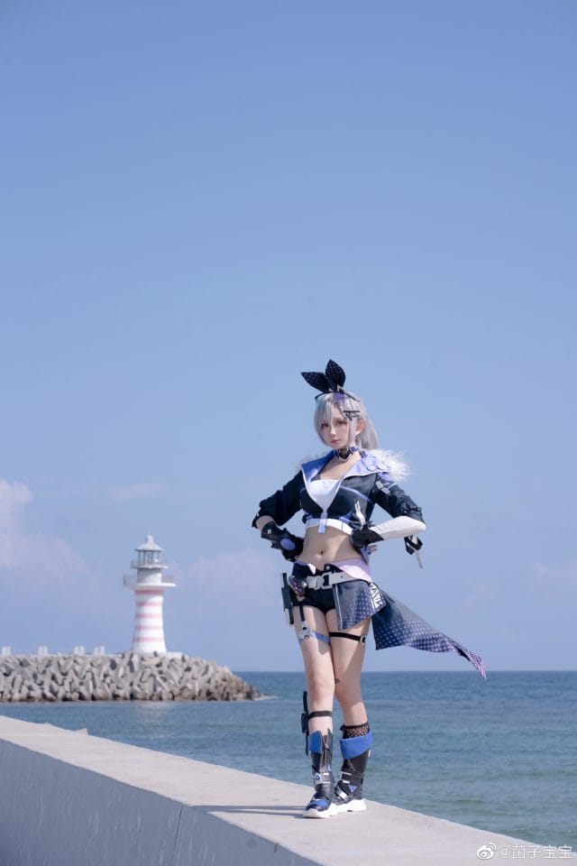 菌子宝宝COS银狼海边写真：银白马尾战斗服搭配自然光，崩坏星穹铁道星核猎手高还原图集