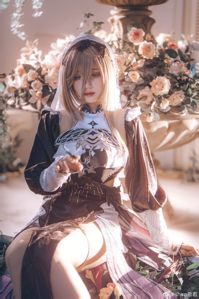 shiro希若COS崩坏3阿波尼亚：白色修女造型搭配鲜花场景，油画质感还原悲悯眼神