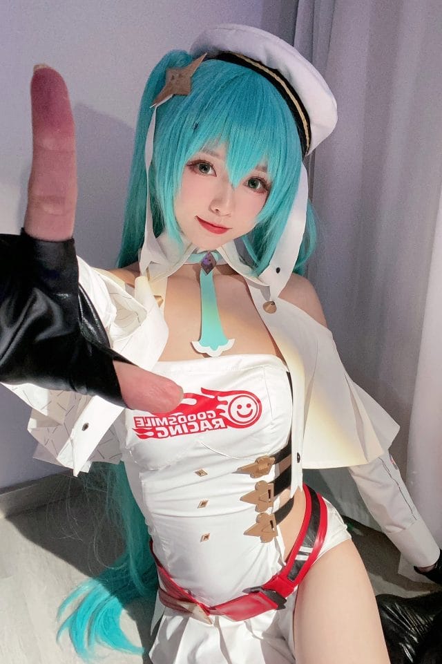 大大卷卷小卷COS Racing Miku 2023初音未来 赛车服细节还原与清爽妆造赏析