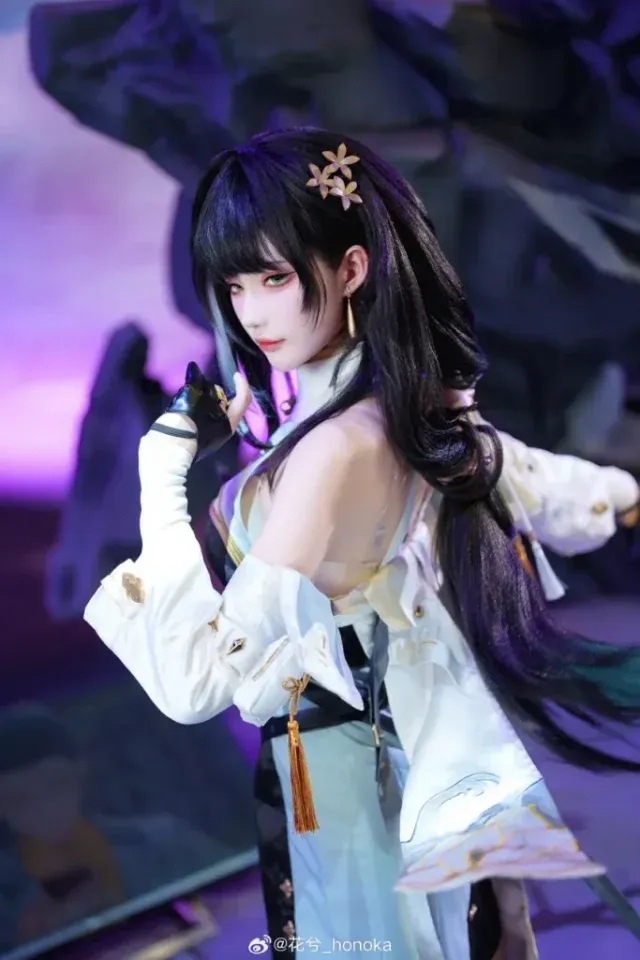 花兮_honoka最新鸣潮白芷cosplay，墨绿眼瞳与飘逸黑发还原角色气质