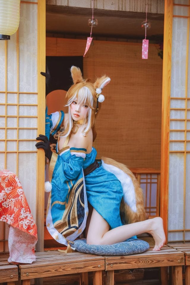 桜桃喵COS原神希娜小姐：棕色猫耳长发造型，书房与下午茶场景写真