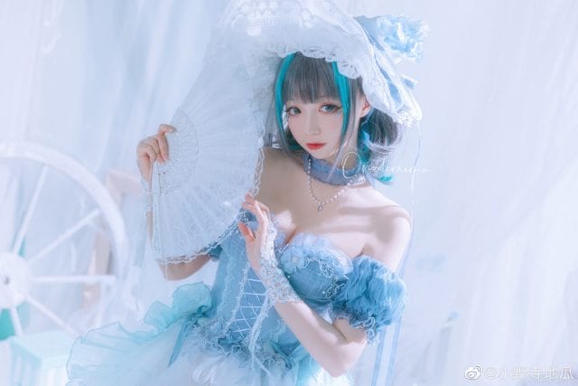 小野寺地瓜碧蓝航线柴郡礼服COS写真,蓝色礼裙搭淡灰长发还原优雅猫娘