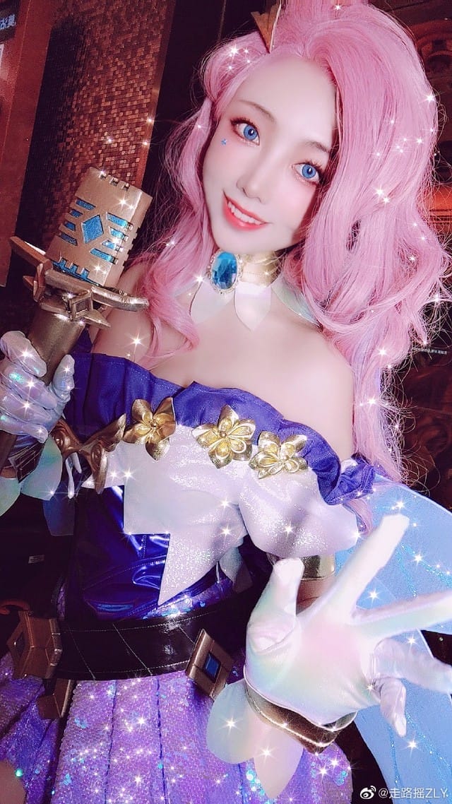 走路摇ZLY《英雄联盟》萨勒芬妮COS,古风COS首次挑战性感偶像造型