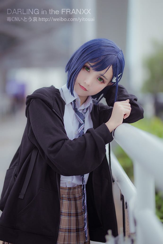 猫步她老公哀子COS《DARLING in the FRANXX》莓，冷色调下短发驾驶服的克制少女感