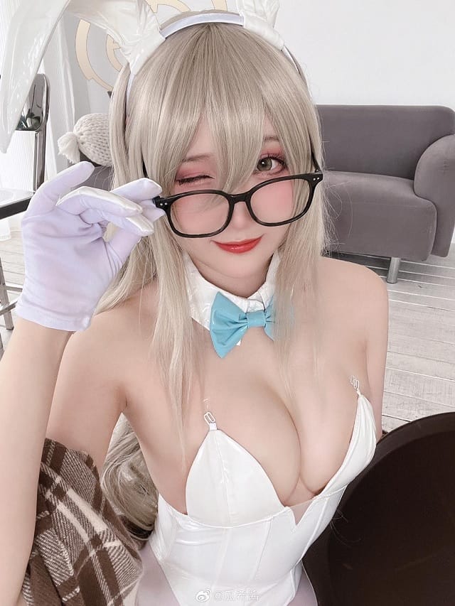 瓜希酱COS蔚蓝档案室笠朱音，白色兔女郎造型甜美又利落
