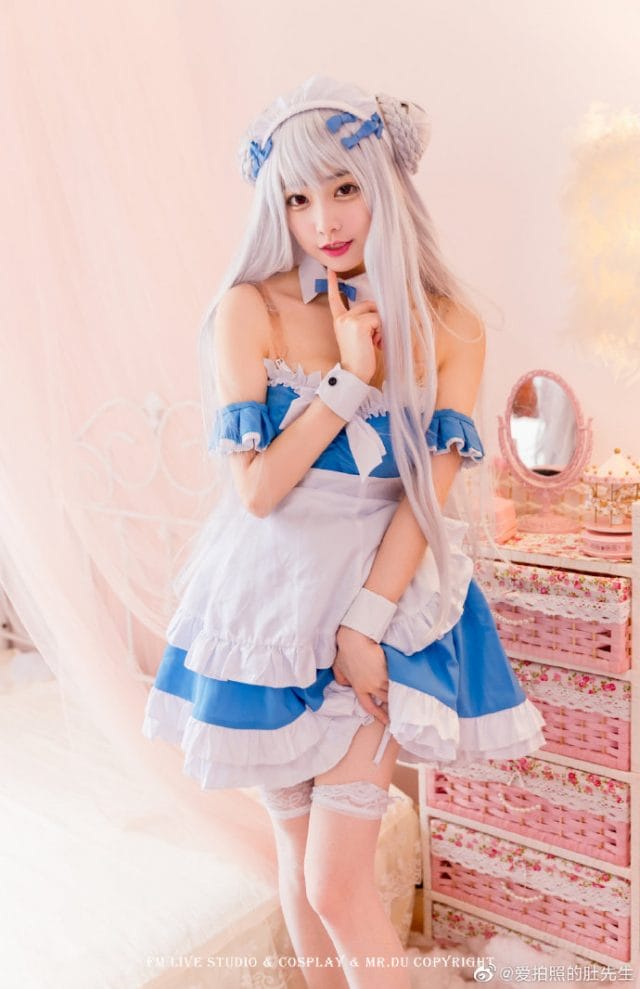 嘎潼cos碧蓝航线小天鹅女仆版,红瞳白发搭蓝白吊带裙还原度很高
