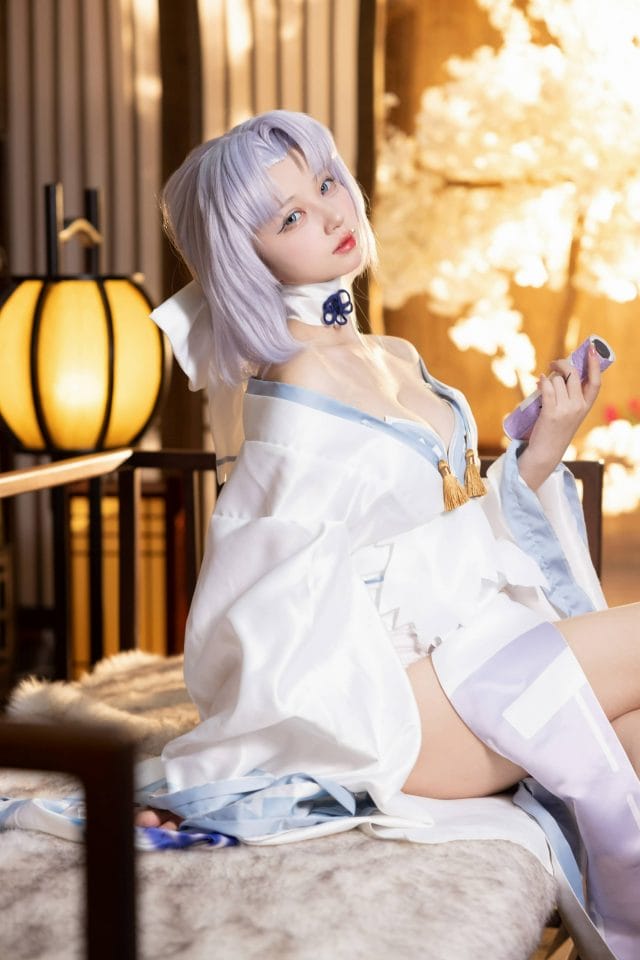 花铃COS《闪乱神乐》雪泉,白色和服冰系造型还原度拉满