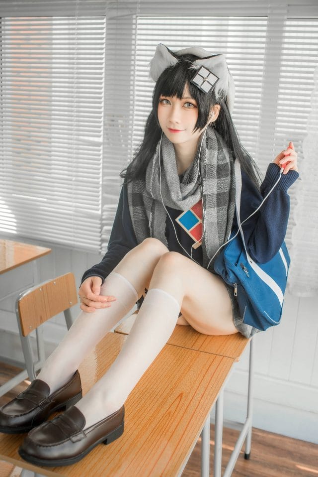 izumi泉桃子毛衣JK写真：纯白毕业季清甜校园风图集