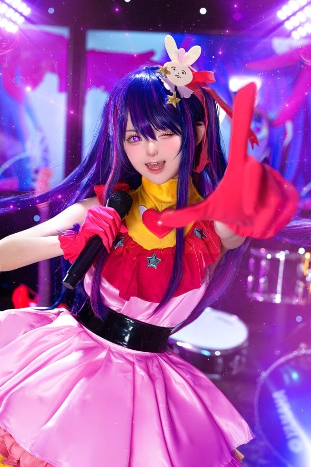 小柔SeeU COS《我推的孩子》星野爱:粉色偶像服配星之瞳,舞台聚光下还原B小町中心