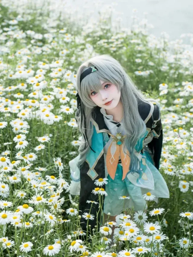 池田七帆 cos 流萤,白菊花田里拍出星穹铁道的清冷漂泊感