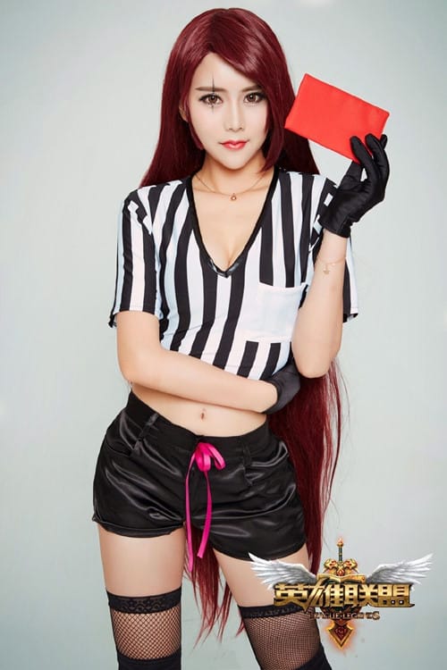 夏小薇Vivi《英雄联盟》厄运小姐COS图集：红发双枪海盗风造型还原，附艾希卡特琳娜多角色写真