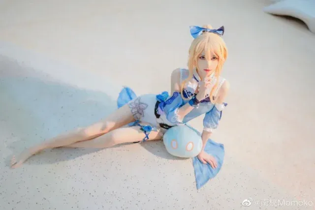 南桃Momoko原神琴COS：骑士制服造型还原与户外图集