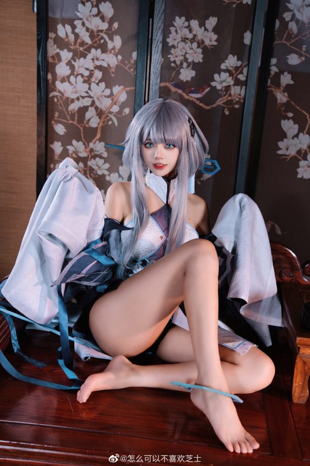 怎么可以不喜欢芝士COS原神哈艮图斯，古典书房里还原尘之魔神的慵懒气质