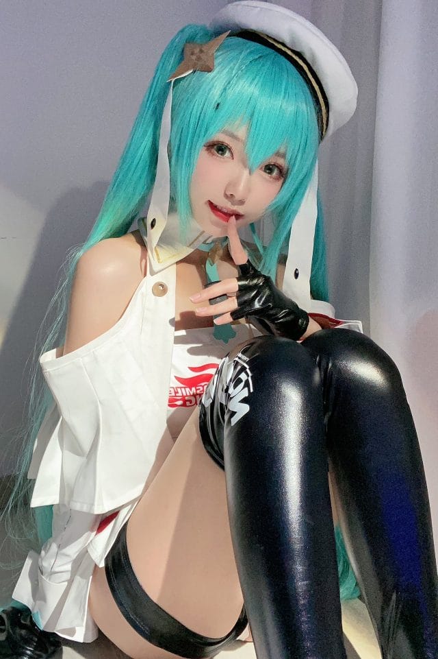 大大卷卷小卷COS Racing Miku 2023初音未来 赛车服细节还原与清爽妆造赏析