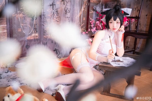 小幻仔碧蓝航线高雄獒COS:古典书房里的白色旗袍知性还原