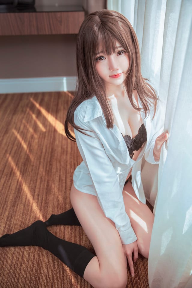 SallyDorasnow 荻原沙优居家私服写真：暖光室内还原刮须番女主的松弛甜感