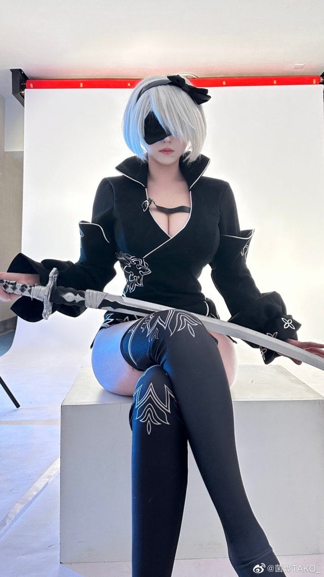 菌烨TAKO_ COS尼尔机械纪元尤尔哈2B：银白短发黑色战斗套装暗调影棚写真，眼罩摘取与战刀持握细节还原