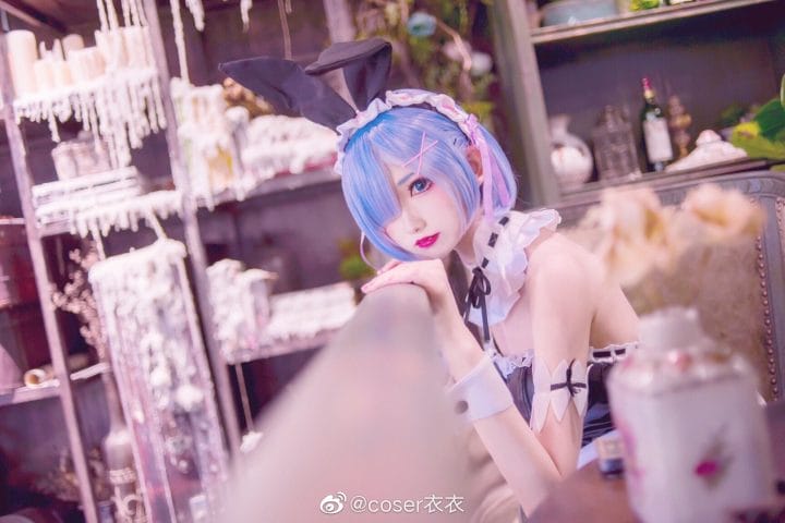 衣衣cos《Re:Zero》蕾姆女仆装 深蓝眼眸还原温柔坚毅气质