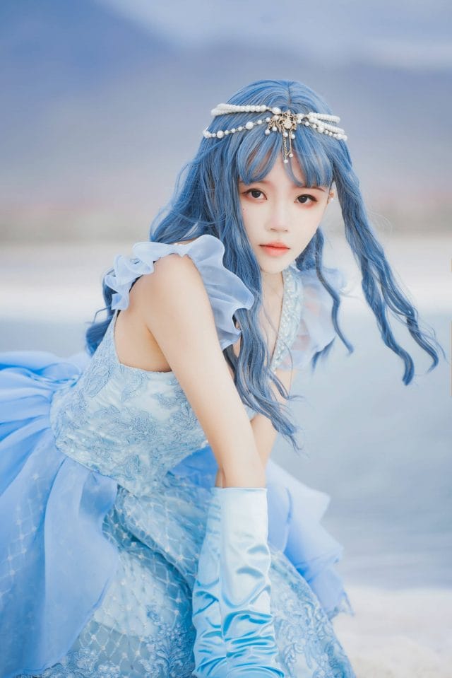 桜桃喵美人鱼写真:海蓝长裙配珍珠链,蓝发清冷造型图集