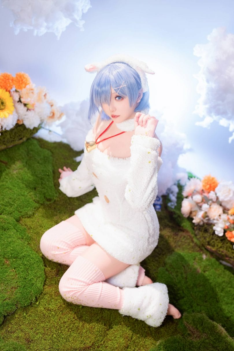 星之迟迟蕾姆圣诞绵羊装COS:暖光下的蓝发少女与冬日甜美氛围