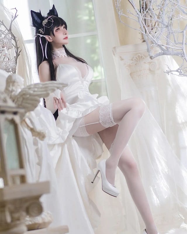 在下萝莉控ii碧蓝航线爱宕白色礼服COS写真：冷白调优雅还原与俏皮吐舌的反差表现