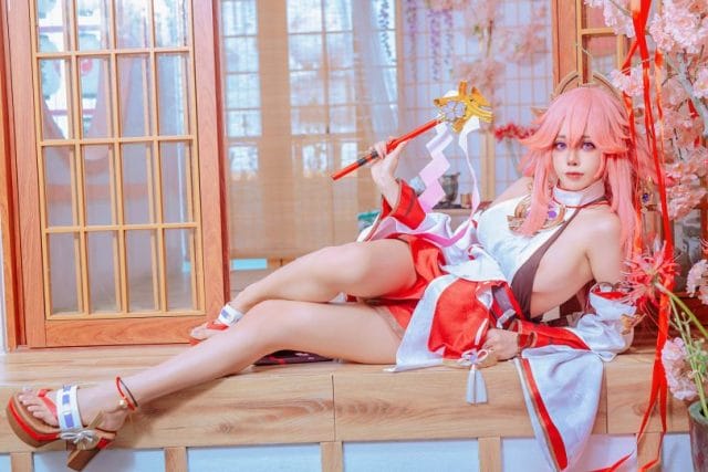 Byoru 八重神子COS写真：暖色打光下的鸣神大巫女神秘气质还原