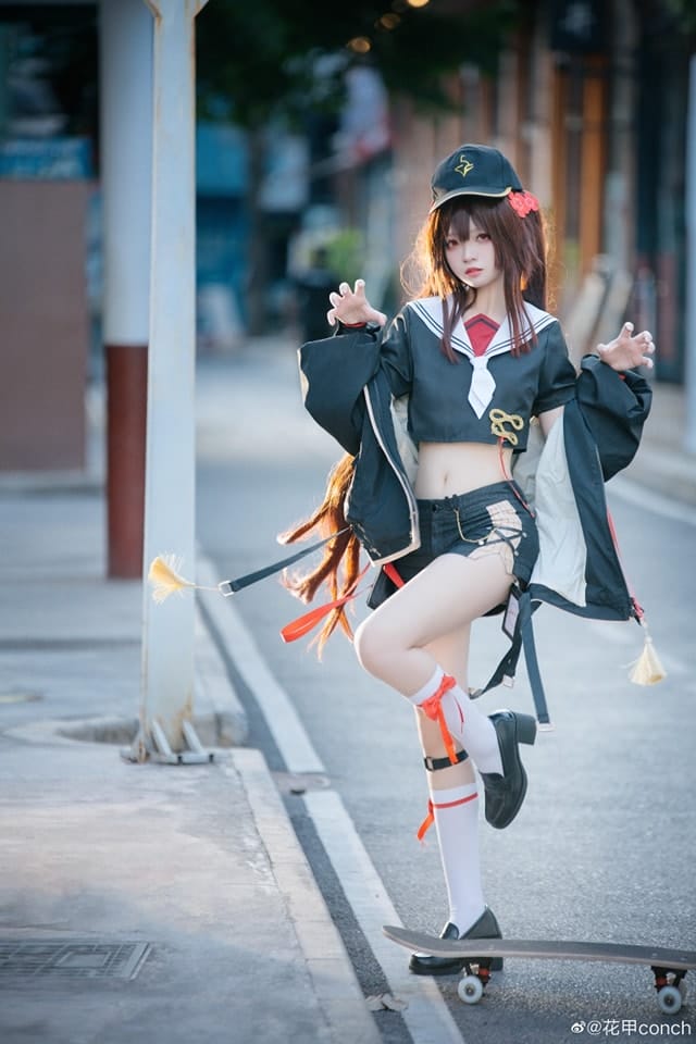 花甲conch《原神》胡桃COS 往生堂堂主服装还原与顽皮气质演绎