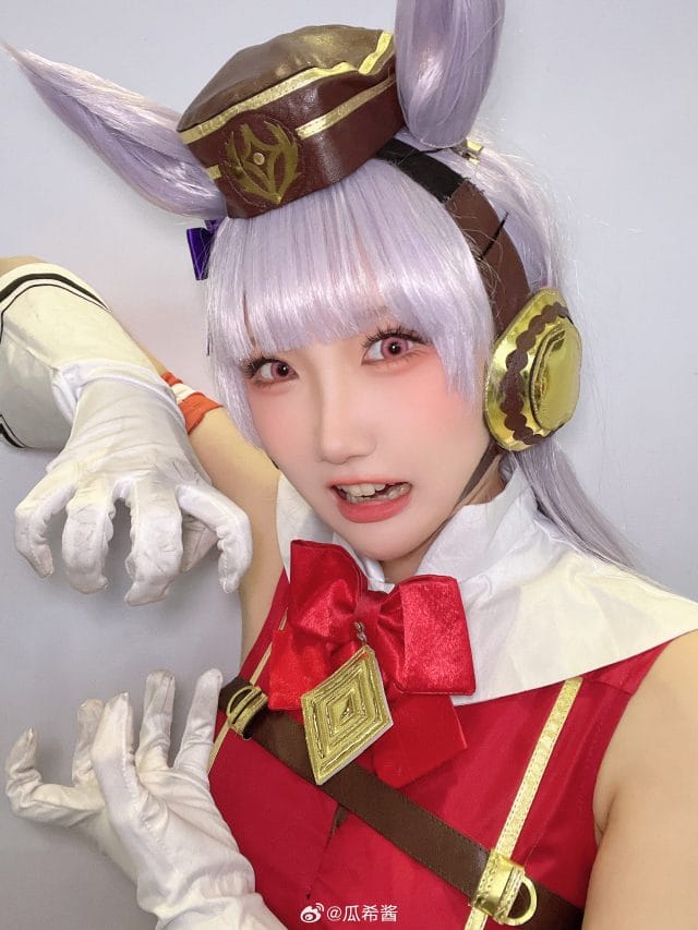瓜希酱cos赛马娘黄金船,银发红制服还原失望系美少女的颜艺