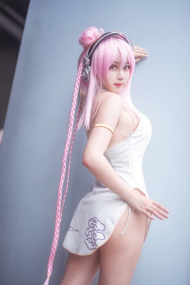 依依超级懒超级索尼子COS写真:娃娃脸搭配魔鬼身材的甜美私房图集