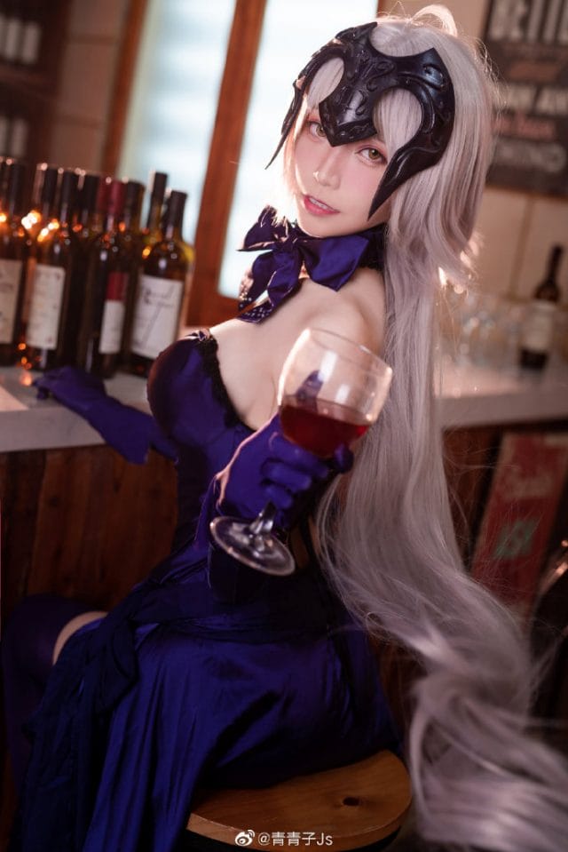 青青子Js cos《FGO》黑贞「圣夜的晚餐」礼装，深蓝礼服紫袜还原圣诞场景