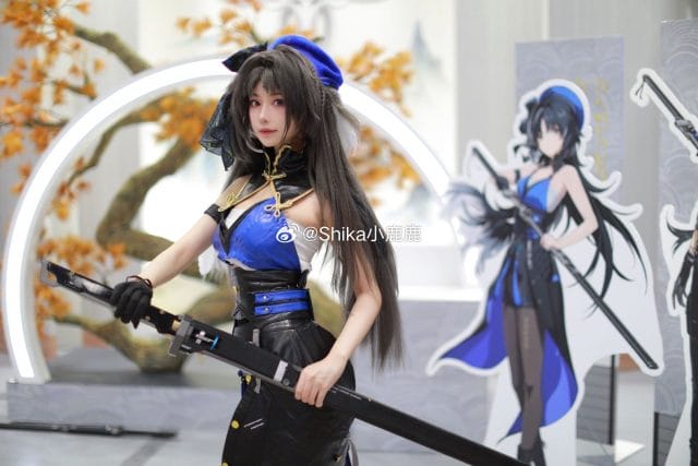 Shika小鹿鹿COS《鸣潮》秧秧亮相C102 灰绿双眸与长剑造型完整还原