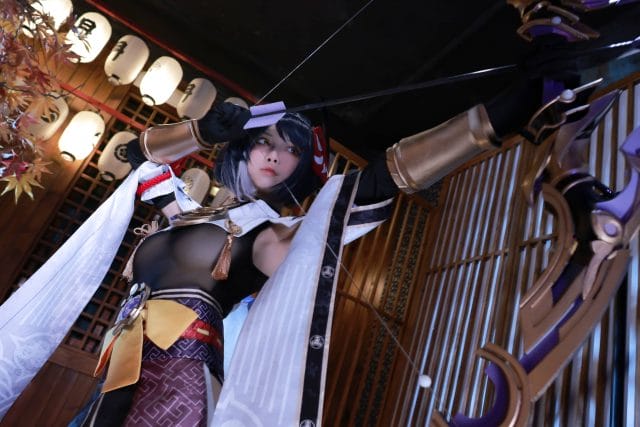 水淼aqua《原神》九条裟罗COS:靛蓝战装冷峻气场融入写真风格