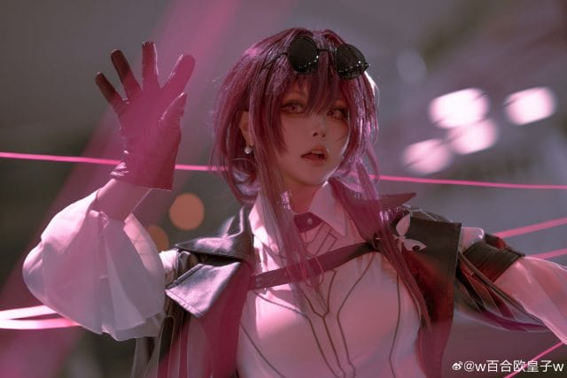 w百合欧皇子w COS星穹铁道卡芙卡写真：粉紫灯光下红瞳冷冽眼妆还原星核猎手的慵懒与锐利