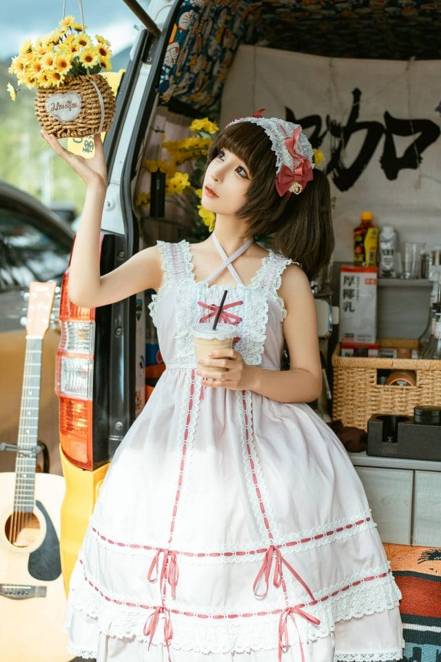 蠢沫沫把车改成移动咖啡车开到洱海 穿女仆装弹吉他卖咖啡