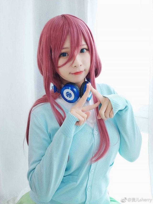 贤儿sherry COS中野三玖 还原五等分的新娘粉发耳机少女造型