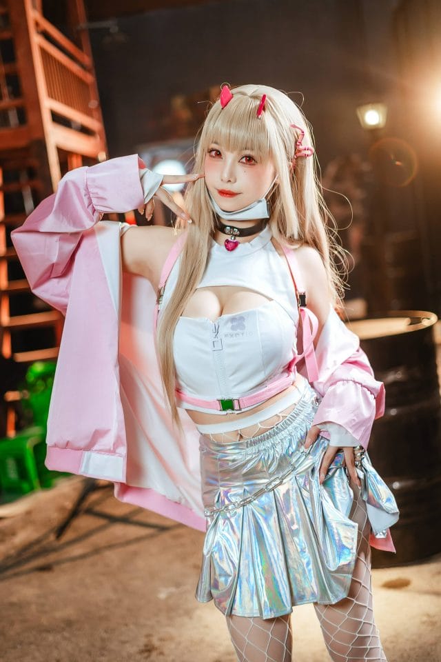 蜜汁猫裘COS《胜利女神:妮姬》毒蛇,粉色甜美与霰弹枪的反差气场