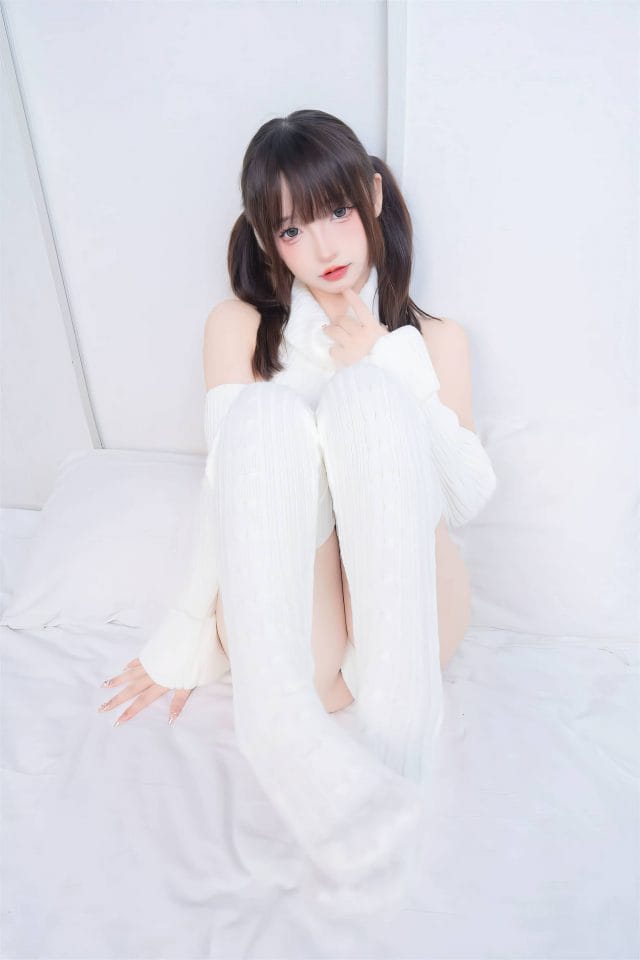 神楽坂真冬「斩男毛衣」写真图集:极简卧室里的松弛感与线条美