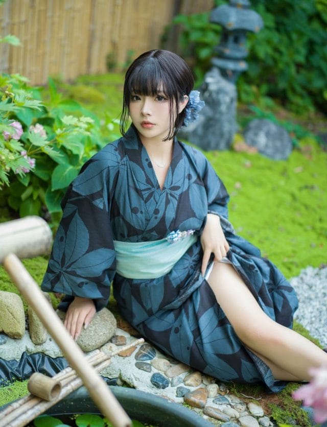 yuuhui玉汇「中庭之妻」COS写真：雨中日式庭院里的蓝色和服与安静情绪