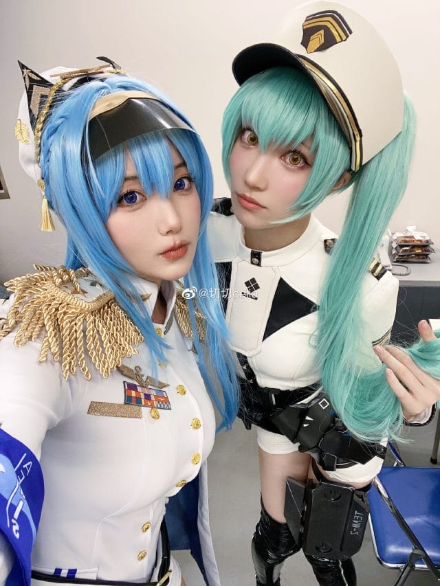 切切celia cos《胜利女神:妮姬》海伦,白色军装与蓝发还原舰长气场