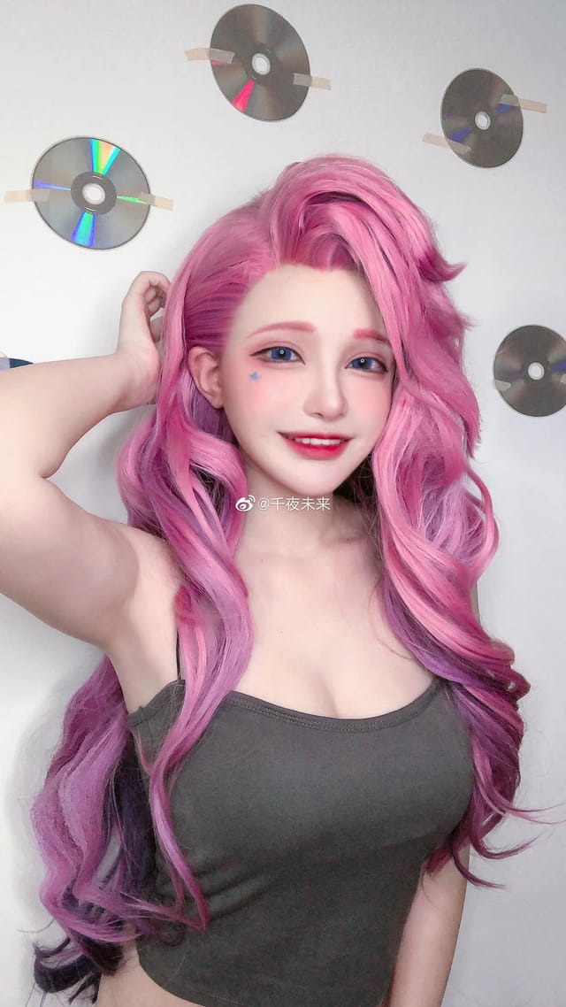 千夜未来萨勒芬妮COS作品:粉紫梦幻舞台风还原英雄联盟歌姬