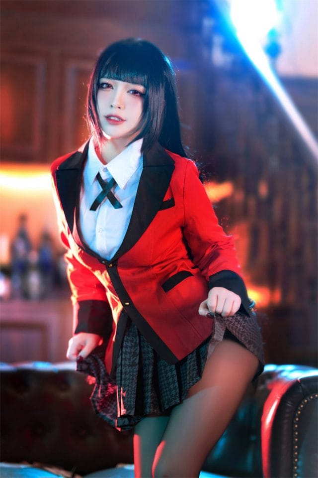 半半子COS蛇喰梦子，暗调赌场氛围下的红瞳黑发学园制服还原