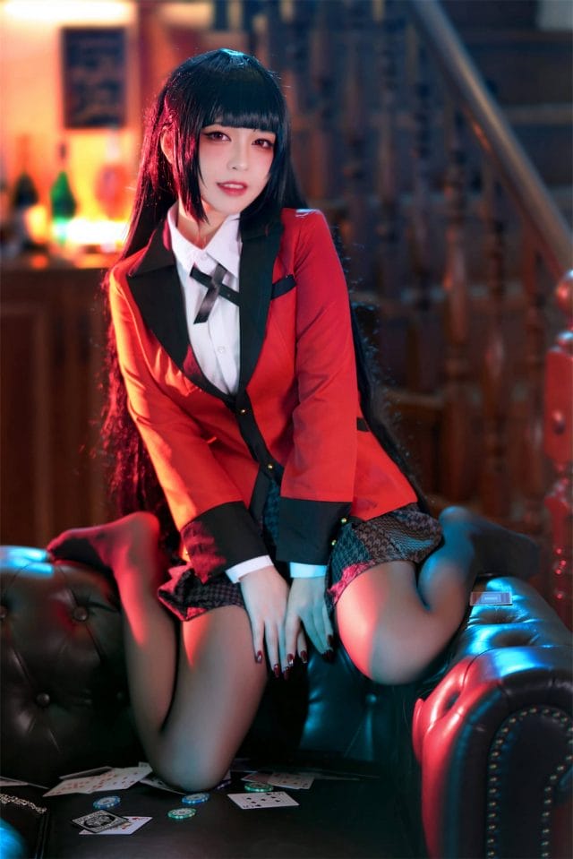 半半子COS蛇喰梦子,暗调赌场氛围下的红瞳黑发学园制服还原